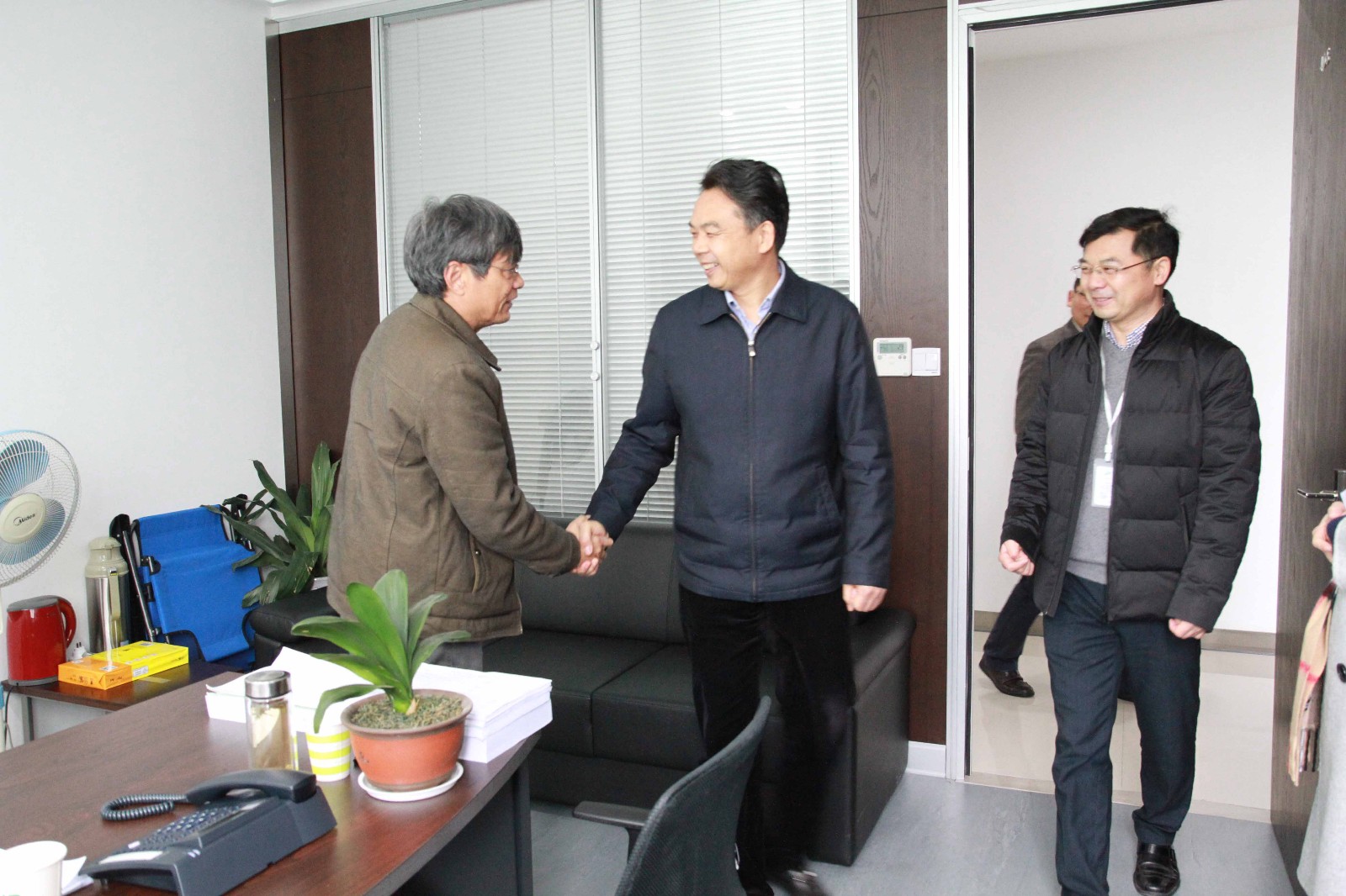 馮主任親切慰問公司職工.JPG