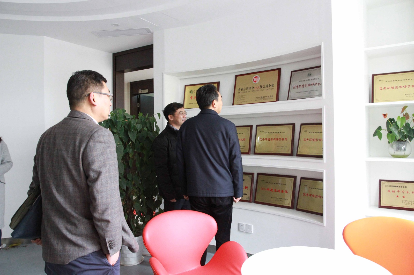 馮主任參觀公司榮譽(yù)展示墻 (2).JPG
